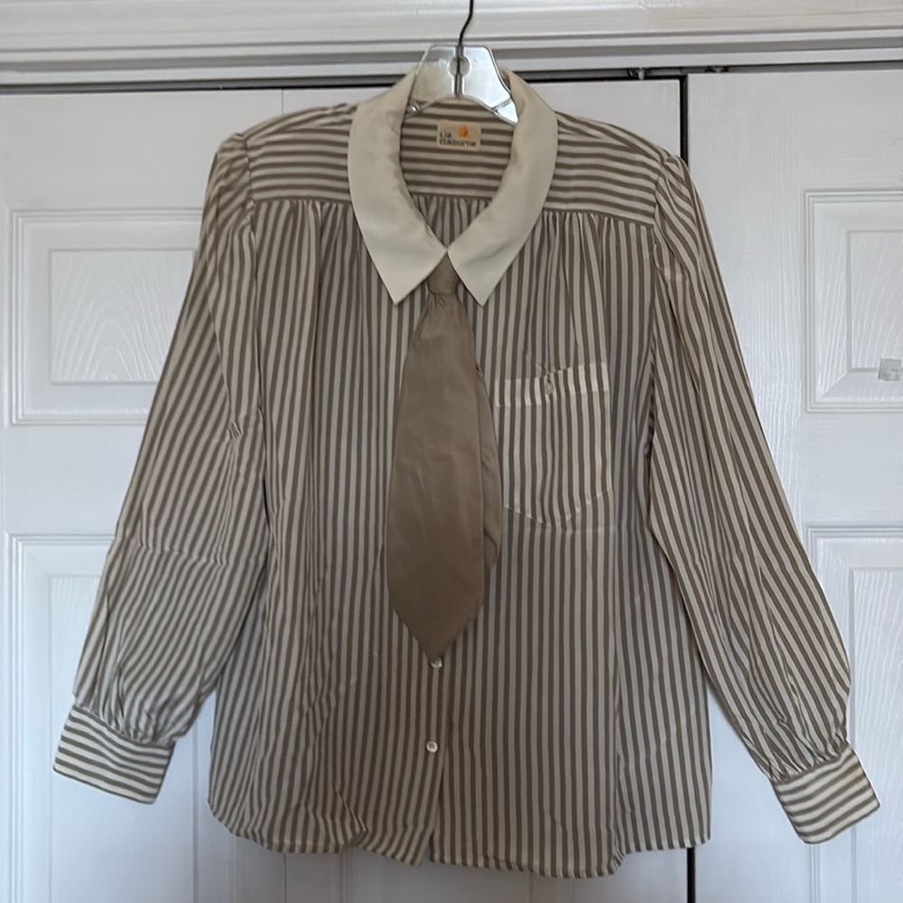 Women’s blouse with detachable neck-tie
